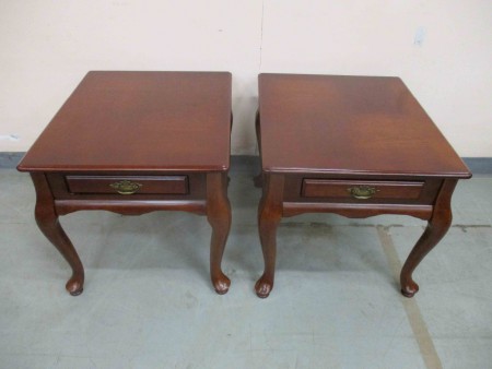 6726 - 2 x stolek se supletem  66 x 56 cm  V - 54 cm   -  1 kus  1 900 kc 